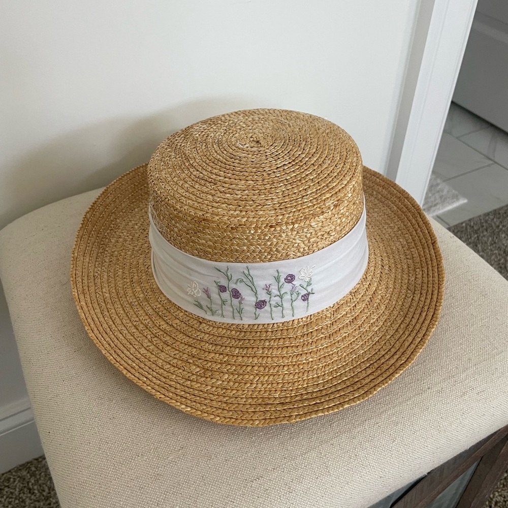 Straw hat w/ white ribbon